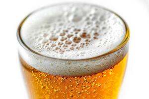 dichtbij omhoog van een glas van bier met een perfect schuim hoofd, geïsoleerd Aan een wit achtergrond, eenvoud in focus foto