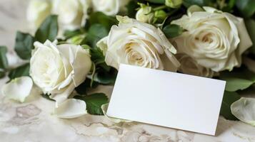 mockup van een wit kaart naast wit roos boeket, zacht pastel tonen foto