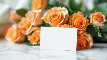 mockup van een wit kaart naast oranje roos boeket, zacht pastel tonen foto