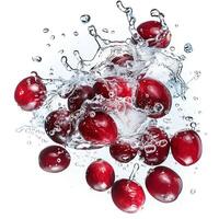 vers rood appels spatten in water met levendig helderheid, ideaal voor gezond levensstijl thema's en verfrissend zomer concepten foto