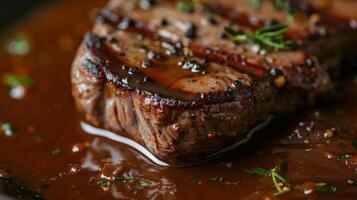 gegrild steak gekruid met kruiden en specerijen Aan een bord, ideaal voor culinaire thema's, barbecue evenementen, en vaders dag foto