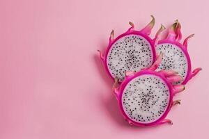 draak fruit plakjes geïsoleerd Aan een roze naar wit helling achtergrond foto