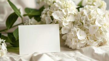 mockup van een wit kaart naast wit hortensia boeket, zacht pastel tonen foto