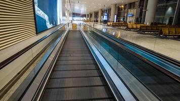 modern luchthaven interieur met leeg in beweging loopbrug, hedendaags ontwerp, reizen en vervoer concept, geschikt voor topics Aan bedrijf reizen of toerisme foto