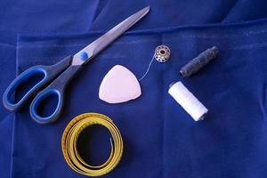 naai-instrumenten op een blauwe achtergrond foto