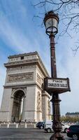 iconisch boog de triomphe en plaats Charles de gaulle wegwijzer onder een Doorzichtig lucht in Parijs, Frankrijk, belichamen geschiedenis en toerisme, gevangen genomen Aan april 14e, 2024 foto