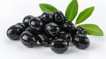 single zwart olijf- fruit geïsoleerd Aan wit achtergrond voor is gestegen zichtbaarheid en zoeken relevantie foto
