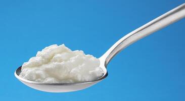 vers gestremd melk, eigengemaakt verzuren yoghurt in lepel foto
