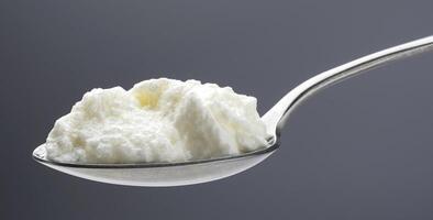 vers gestremd melk, eigengemaakt yoghurt in lepel foto