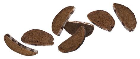 vallend plakjes van zwart rogge brood geïsoleerd Aan wit achtergrond foto