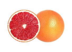 voor de helft van grapefruit geïsoleerd Aan wit achtergrond foto