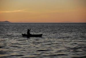 peddelen op het meer van Malawi foto