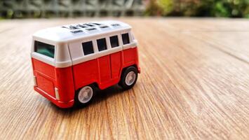 dood gaan gips miniatuur rood bestelwagen. speelgoed voor jongens en meisjes foto