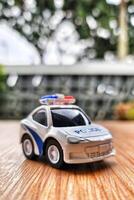 dichtbij omhoog bokeh foto van een jongens speelgoed- Politie auto.