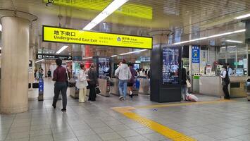 kyoto, Japan Aan oktober 1, 2023. Ingang en Uitgang poorten van een station dat zullen bord de karasuma lijn. foto