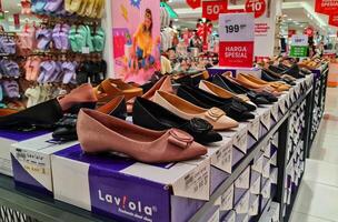 bekasi, Indonesië Aan december 20 2023. laviola merk vrouwen schoenen lokaal Indonesisch merk Bij de matahari winkelcentrum op te slaan foto