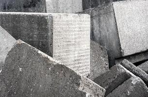 stapel van beton blokken foto