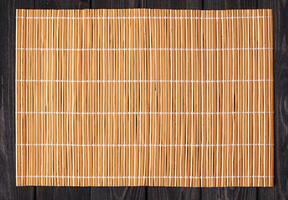 bamboe mat op houten tafel, bovenaanzicht foto