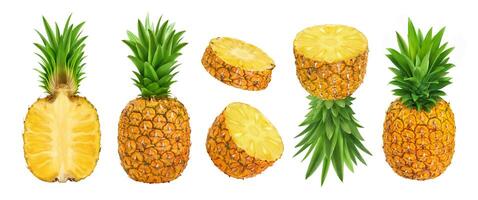 geheel en gesneden ananas geïsoleerd Aan wit achtergrond foto