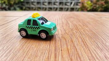 speelgoed- auto's in de vorm van een groen taxi. geschikt voor jongens foto
