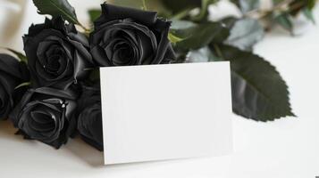 mockup van een wit kaart naast zwart roos boeket, zacht pastel tonen foto