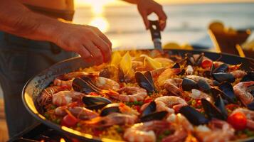 net zo de zon sets over- de oceaan de gastheer bereidt zich voor een watertanden zeevruchten paella gebruik makend van vers gevangen garnaal mosselen en mosselen foto