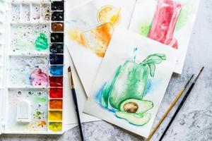 bovenaanzicht van handgetekende aquarelillustratie en hulpmiddelen om te tekenen foto