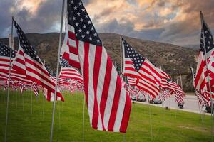 Amerikaans vlaggen fladderend in wind over- Californië heuvels foto