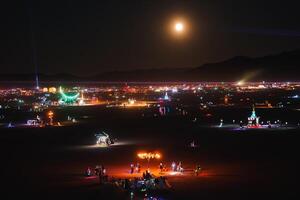 levendig nacht tafereel Bij woestijn muziek- en kunst festival foto