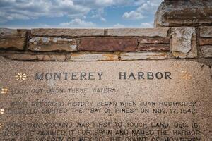 Monterey haven herdenkings- plaque Aan steen muur foto