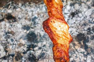 Koken kebab Aan een rooster met rook. vers bruin bbq vlees gekookt Aan een buitenshuis rooster foto