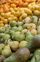 assortiment van vers fruit geregeld in de kruidenier op te slaan Aan de balie. sinaasappelen, citroenen peren, appels Aan voedsel markt rek. verscheidenheid van fruit verkocht in de op te slaan. kant visie. selectief focus. foto