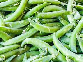 groen erwt peulen. achtergrond. groen erwten zijn de onvolwassen zaden van de erwt fabriek pisum sativum foto