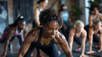 een trainer motiverend een klein groep van klanten naar Duwen door een taai hiitstijl training in een winkel studio foto