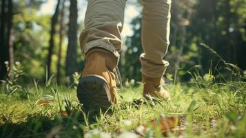 een Mens nemen een breken naar stap buiten voor een wandelen in natuur vinden troost en kalmte in de buitenshuis foto