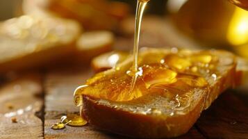 een svol van honing wezen gemotregend op een plak van warm vers gebakken brood markeren de veelzijdigheid van deze zoet traktatie foto