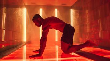 een yogi houdt een kant plank houding binnen de infrarood sauna hun spieren werken moeilijker in de warmte net zo ze focus Aan gebouw sterkte en uithoudingsvermogen. foto