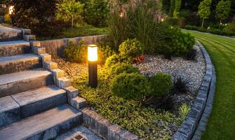 LED buitenshuis licht post in een mooi woon- rotstuin tuin foto