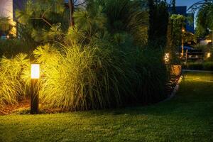 woon- achtertuin tuin verlichting systeem. foto