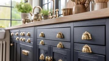 de perfect combinatie van antiek goud kabinet handvatten en matte zwart deuren toevoegen een tintje van elegantie naar een traditioneel keuken vernieuwing foto
