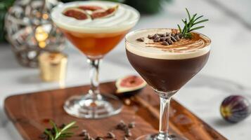een decadent toetje Cursus gekoppeld met specialiteit mocktails zo net zo een rijk chocola martini met romig kokosnoot schuim of een fig en rozemarijn bruisen foto