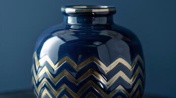 een decoratief vaas met een elegant zigzag patroon in metalen goud tegen een diep blauw achtergrond. foto