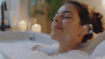 sereen zelf zorg. jong vrouw zich overgeven aan in een luxueus bubbel bad met aromatisch kaarsen en ontspannende atmosfeer foto