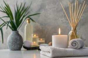 elegant spa instelling met lit kaars, aroma verdeler, en vers groen foto