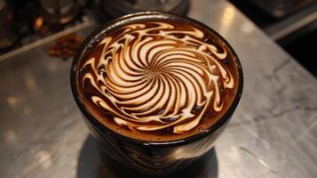 een kop van koffie met een wervelende ontwerp Aan top gemaakt door de barista's geschoold hand- net zo ze vakkundig mengen verschillend bonen samen foto