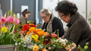 een werkplaats deelnemer gretig aan het kijken net zo de instructeur demonstreert hoe naar vakkundig stengels en regelen verschillend bloemen variëteiten voor een visueel aantrekkelijk boeket foto