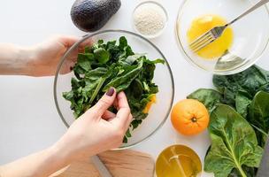 stap voor stap bereiding van spinazie, avocado en sinaasappelsalade. stap 6 - alle ingrediënten samenvoegen en mengen foto