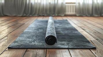 een pluche fluweel yoga mat resting Aan een ongerept hardhout verdieping het verstrekken van een comfortabel plek voor uitrekken en meditatie foto