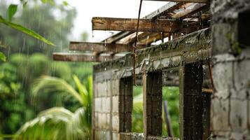 een gedeeltelijk gebouwd structuur wezen geïnspecteerd voor ieder schade veroorzaakt door de regen foto