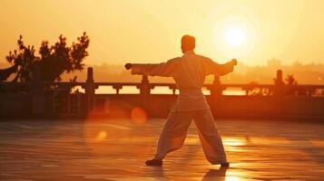 de warm licht van de zon langzaam omhuld de op het dak versterken de energie en kalmte van de tai chi oefening. 2d vlak tekenfilm foto